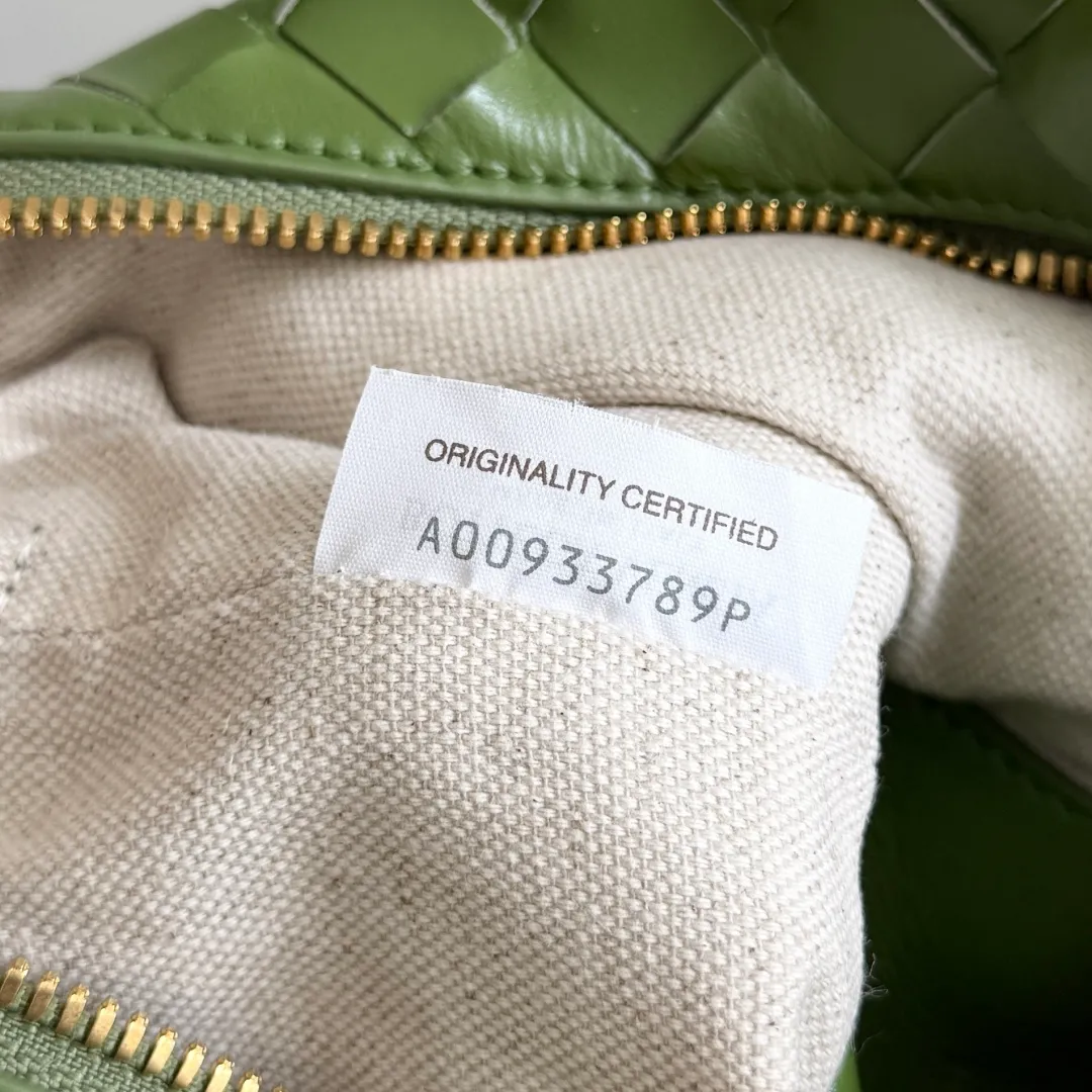 Batch 1360 BOTTEGA VENETA 2024 new loop is here! ! Many girls who like BV have owned the Loop bag. It has a simple appearance, classic weaving, and a compact and lightweight bag shape. This innovation continues the "camera bag" shape. Unlike the traditional Loop bag, which can only be worn as a crossbody bag, this innovation It can be carried by hand or cross-body, satisfying both the concave shape and daily needs. The oversized buckle can be folded and used as a handle. The sultry heat in summer ☀️ usually reduces people's desires. Having a lightweight bag will greatly enhance the happiness of traveling🫧 Style number: 796615 Size: 19*12*9cm